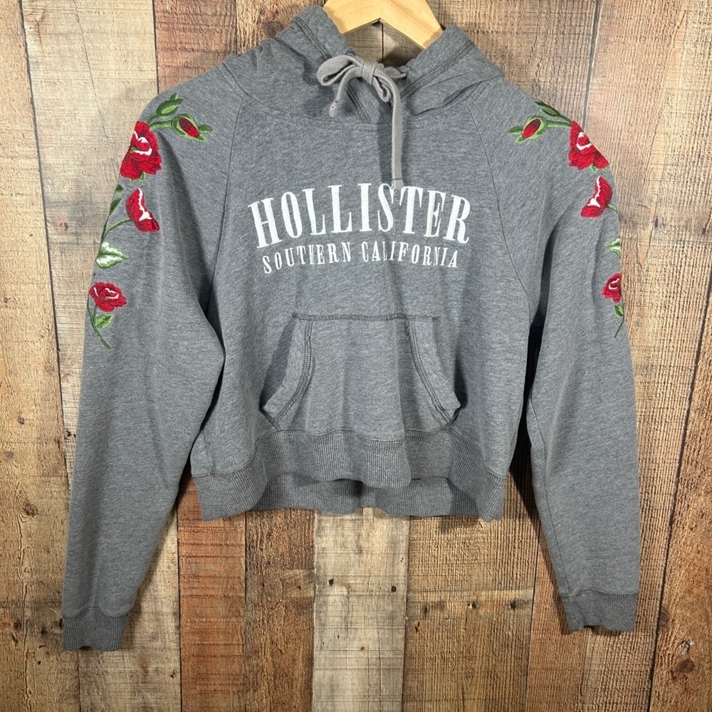 Hollister Cropped Hoodie Floral Rose Embroidered Cozy Gray Pullover Small